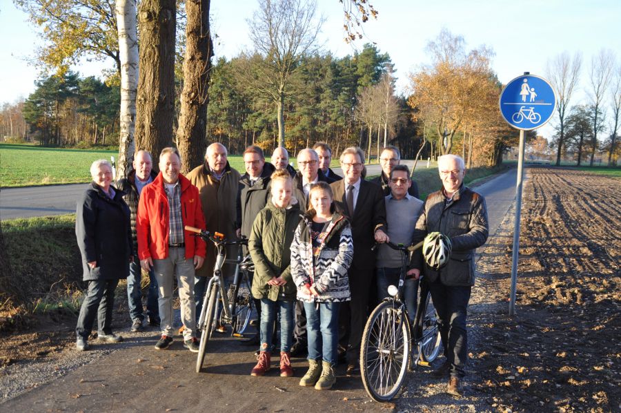 Rad-Gehweg für mehr Verkehrssicherheit: Landrat Manfred Müller (siebter von links), Salzkottens Bürgermeister Ulrich Berger (links neben Landrat), der Technische Dezernent des Kreises Paderborn, Martin Hübner (dritter von rechts), der Vorsitzende des Ausschusses für Wirtschaft, Bau und Verkehr, Christoph Schön (vierter von links), Ortsvorsteher Wilfried Deppe, Hubert Jaßmeier (CDU Mantinghausen), die Kreistagsmitglieder Silvia Bunte, Horst Neumann, Siegfried Nowak, Ottmar Scharfen, Bernhard Wissing , Christoph Steinhagen von der ausführenden Baufirma und Anwohner bei der Verkehrsfreigabe (Foto: © Kreis Paderborn, Kreisstraßenbauamt Michael Rüngeler) 